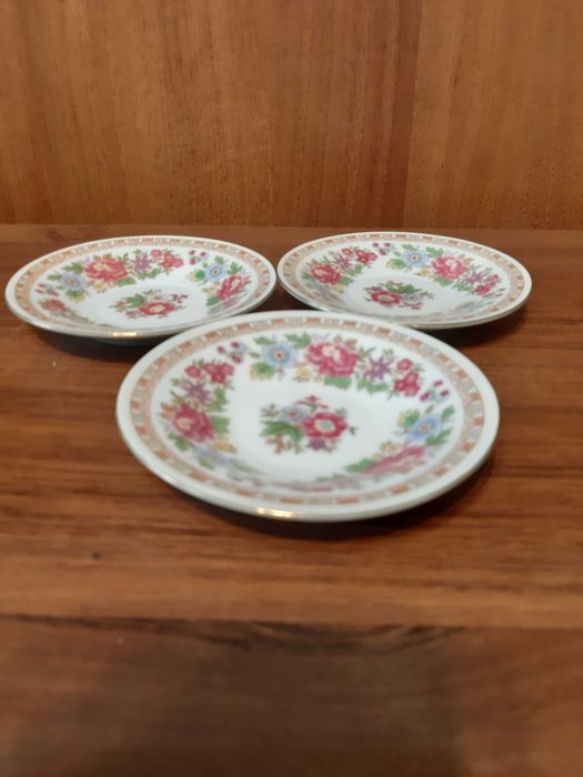 filiżanki  małe, chińskie 5 szt. + 3  talerzyki