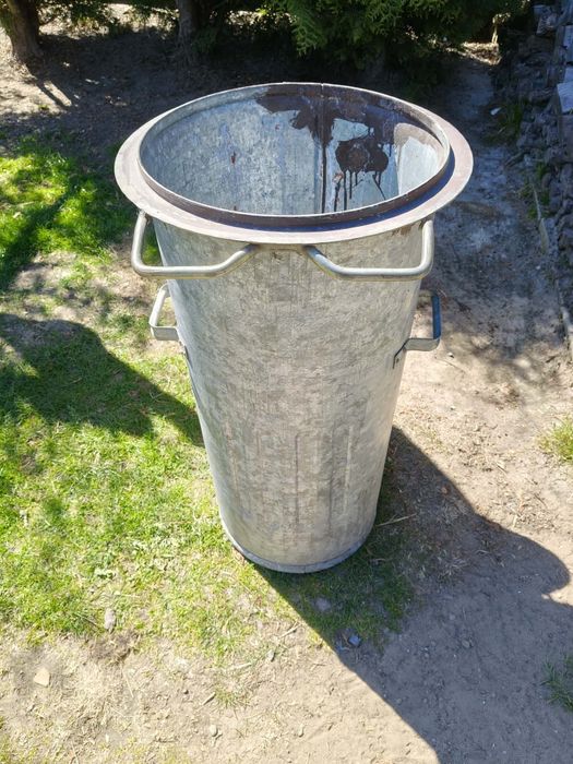 Metalowy kosz na odpady