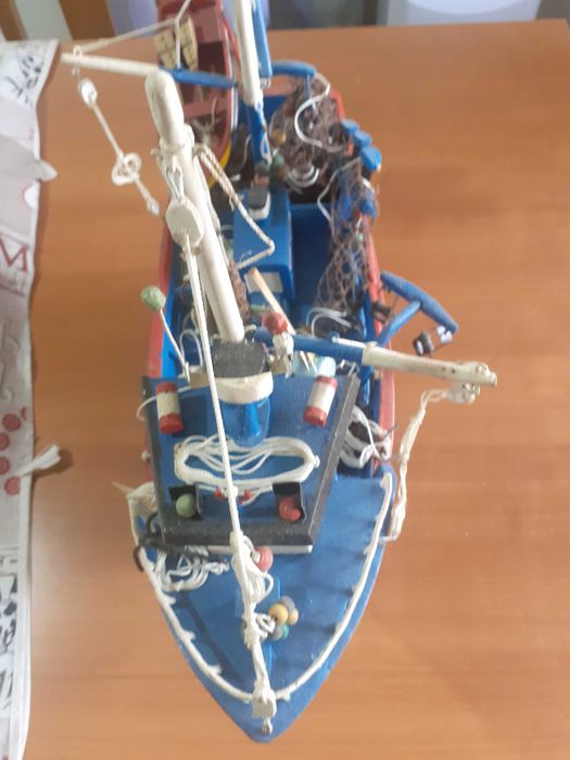 Barco peça única para colecionadores . em madeira trabalhada.