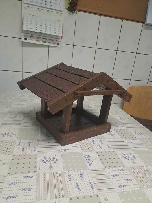 Karmnik dla ptaków domek