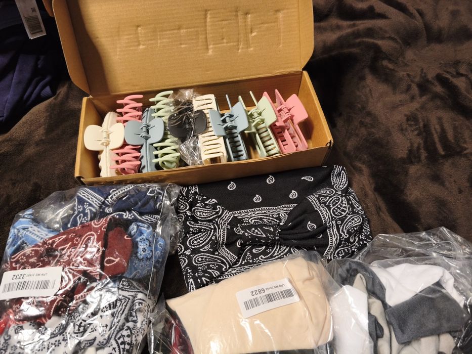 Apaszki bandamki i klamry do włosów