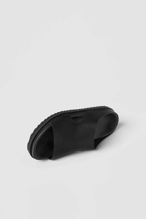 Стильні шкіряні шльопанці від Zara