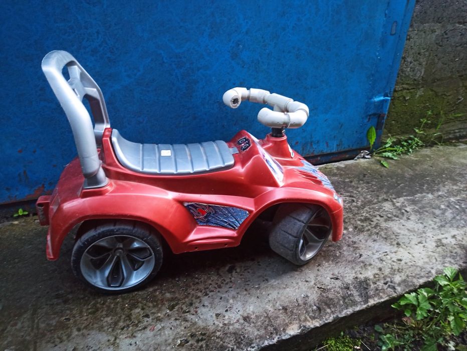 Дитячі мотоцикл і машинка