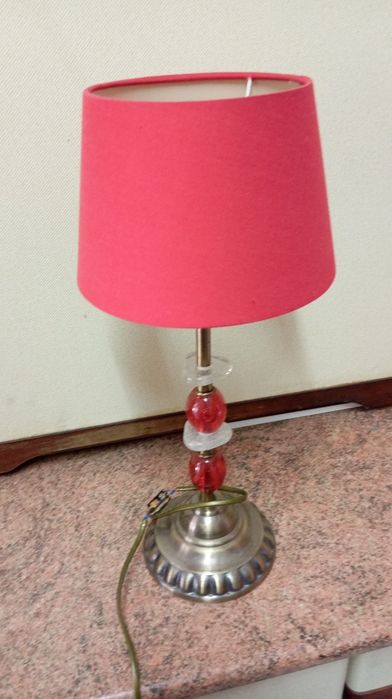 Lote de Candeeiro de Mesa Vermelho + Base Metálica Dourada (Para Restauro/Peças)