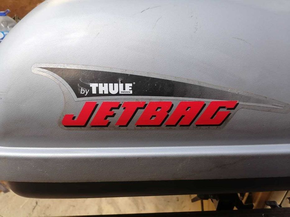 Caixa de tejadilho Thule Jetbag com grande capacidade de 300 litros.