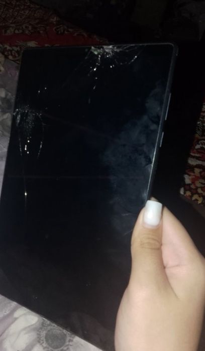 Продам планшет Lenovo з дефектом.