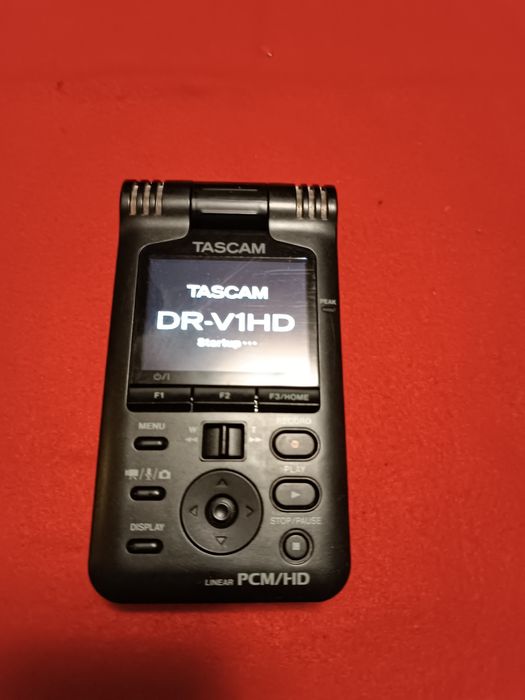 Комбинированный видео-аудио рекордер Tascam DR-V1HD.
