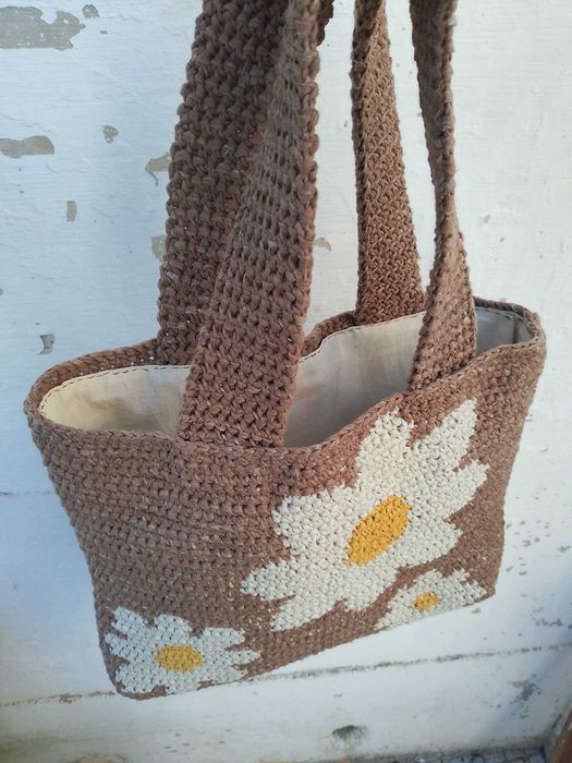 Mala feita à mão em crochet