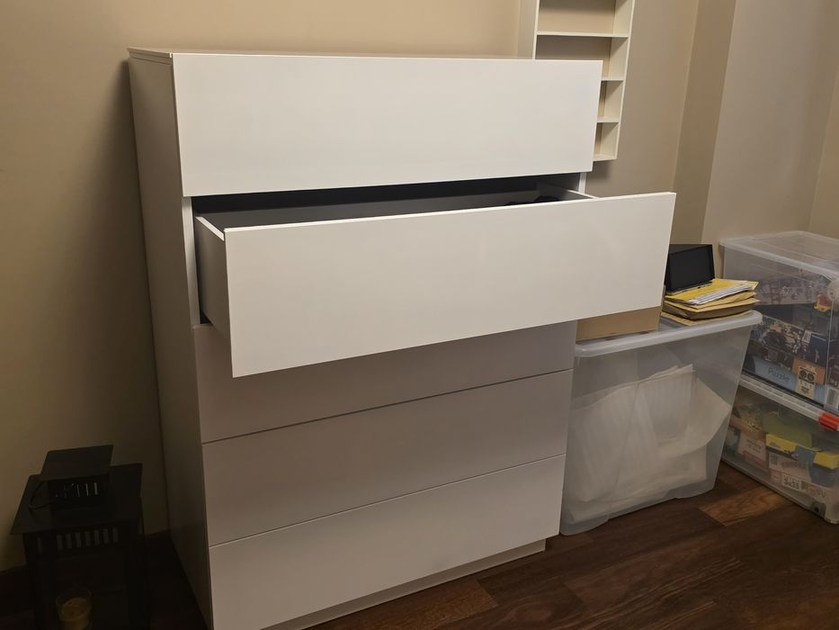 Comoda lacada branco de alta qualidade em bom estado.
