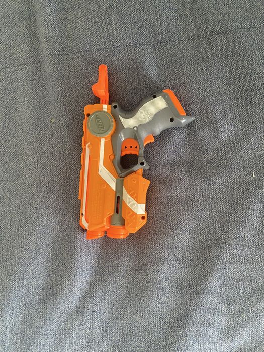 Pistola Nerf de brinquedo com laser de mira vermelho