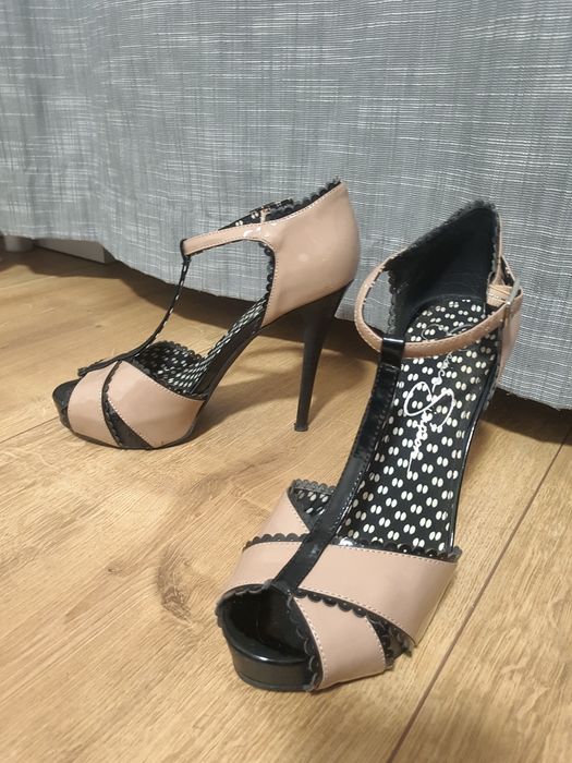 Wysokie eleganckie szpilki