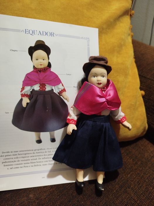 Vendo bonecas em porcelana com 22cm de altura