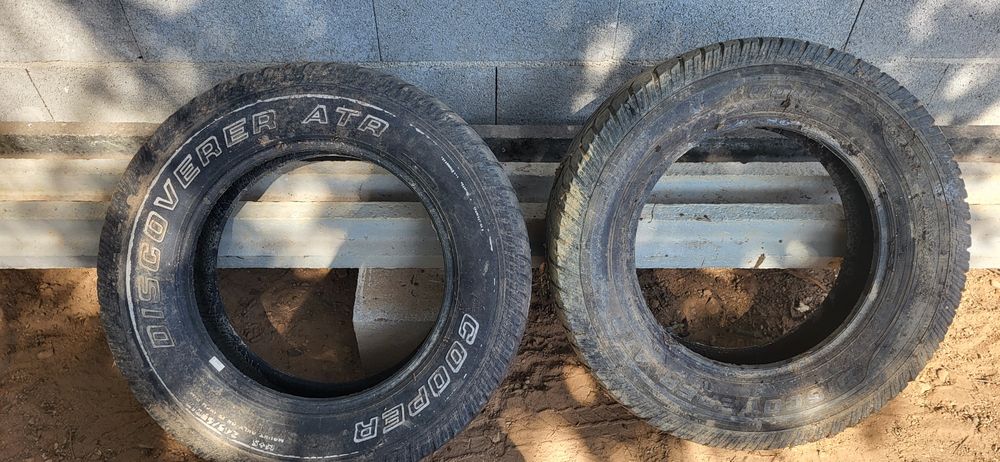 Vendo 2 pneus para jipe