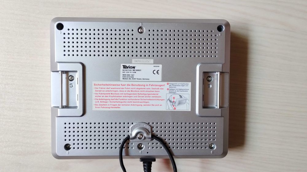 DVD програвач переносний з екранами у авто або кемпінг 12V або 220V