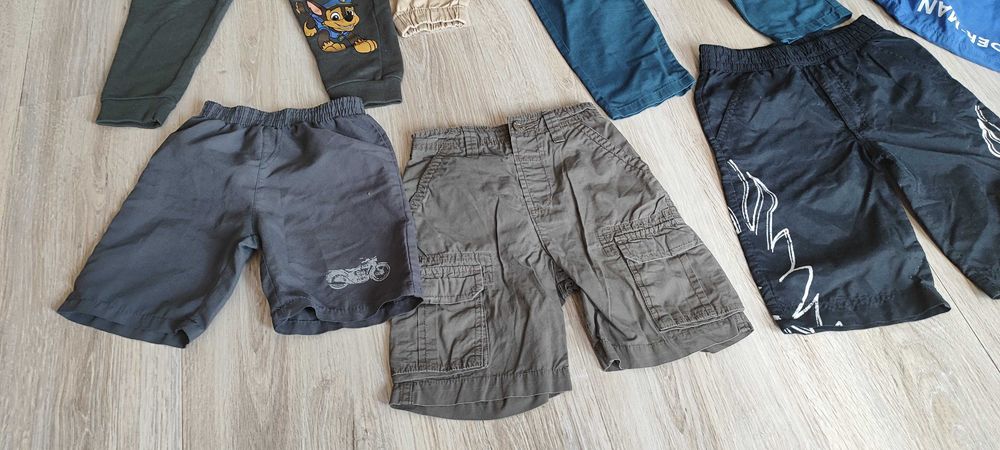 Spodnie spodenki i kąpielówki dla chłopca 104