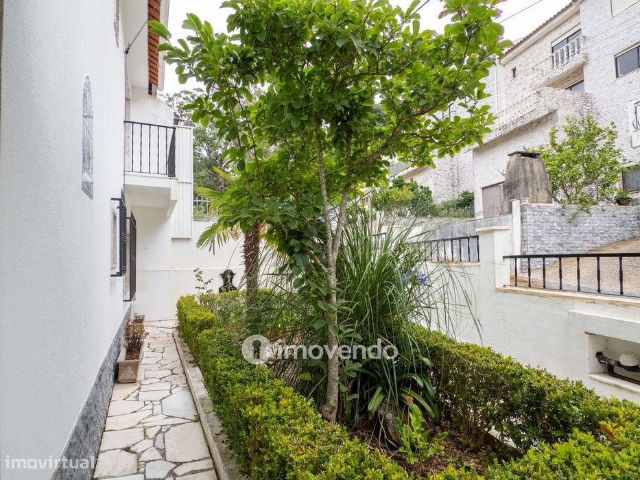 Moradia T6 com jardim, terraço e garagem, em Rio de Mouro