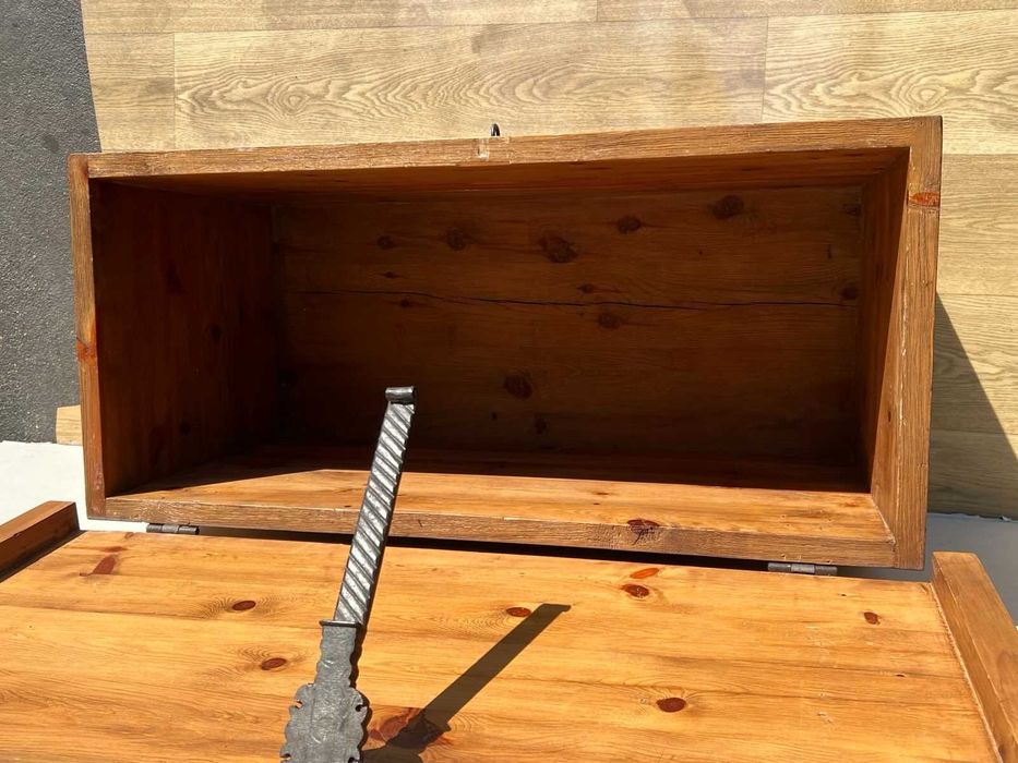 Drewniana skrzynia z litego drewna