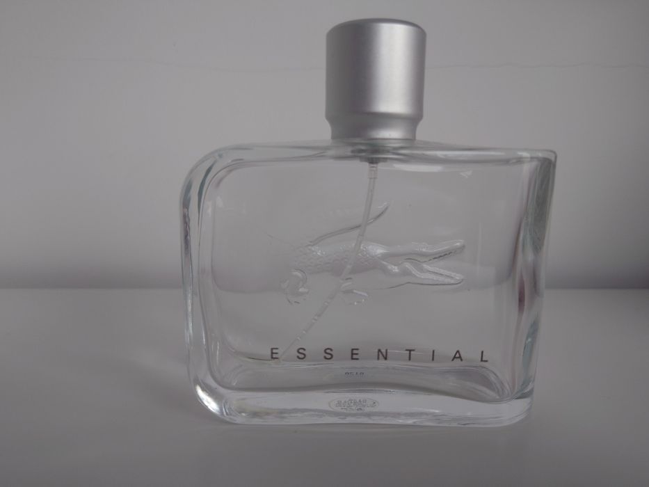 Lacoste Essential flakon po perfumach