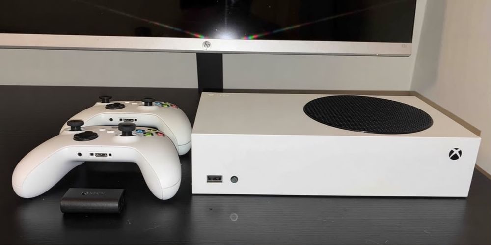 Xbox Series S com 2 comandos + 1 bateria recarregável para o comando extra, com caixa