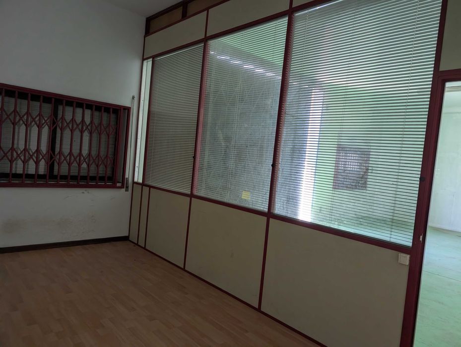 Garagem/Armazém com 121 m2, situado em Grijo.