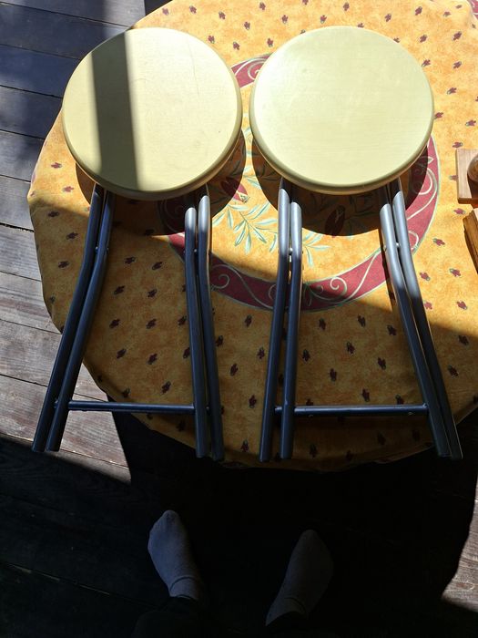 2 stolki rozkladane.