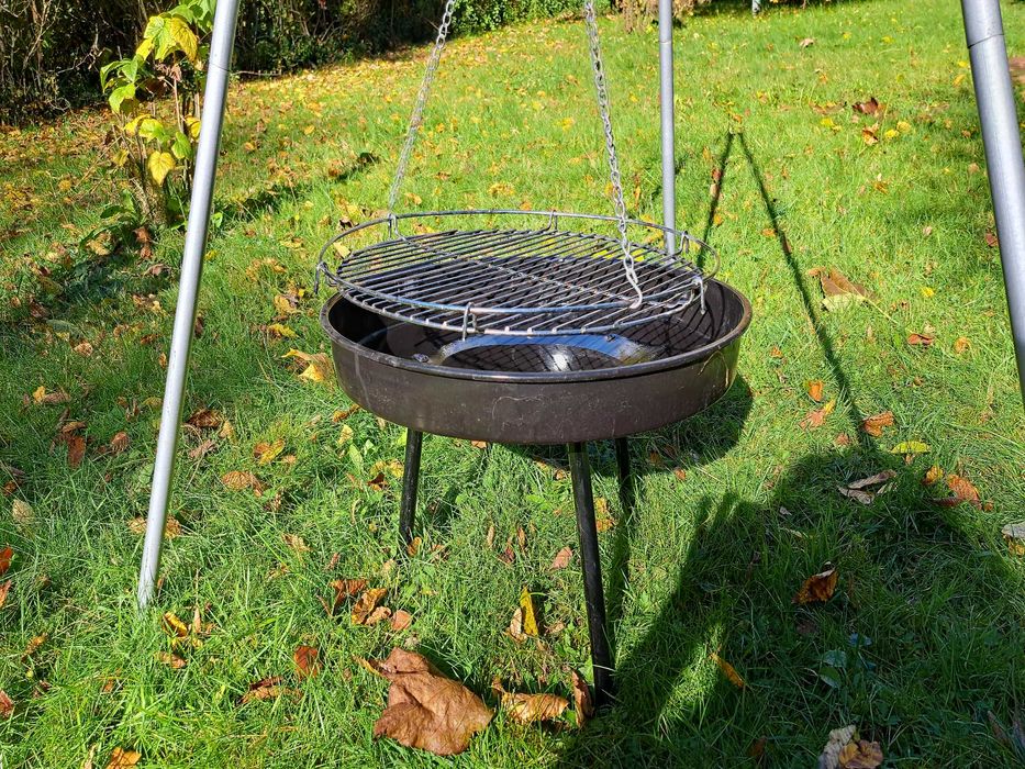 Grill na trójnogu