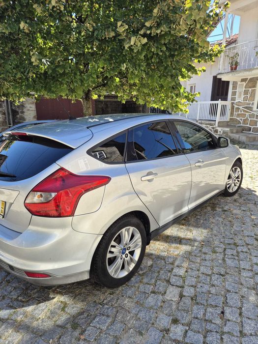 Vendo Ford Focus 1.6 TDCi - DYB Hatch 2011 gasóleo - em ótimo estado (Almada)