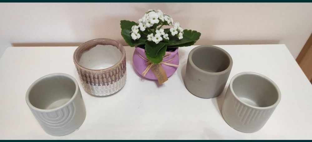 Małe ceramiczne doniczki, osłonki