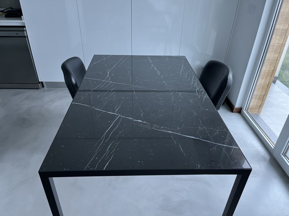 Mesa em metal preto mate.