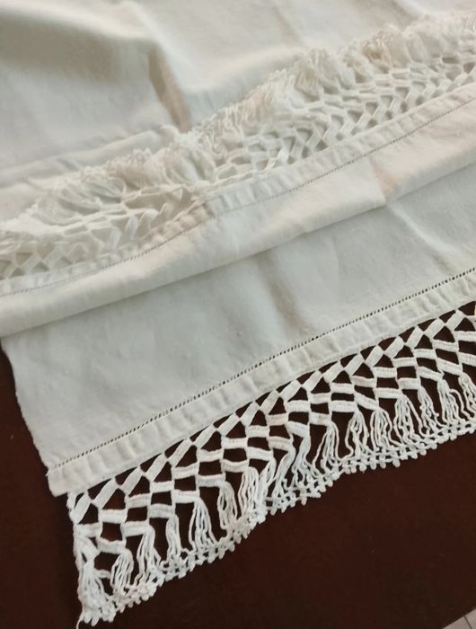 Toalha ou centro de mesa de linho caseiro com renda invulgar