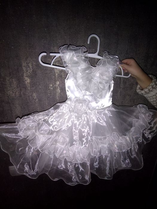 Здам на прокат костюм пінгвінчика та дитячу сукню