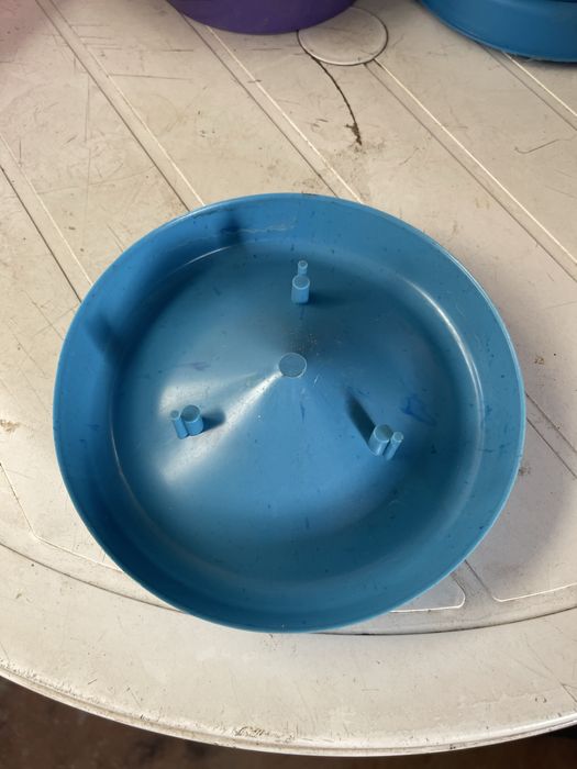 Кормушки та поїлки для тварин