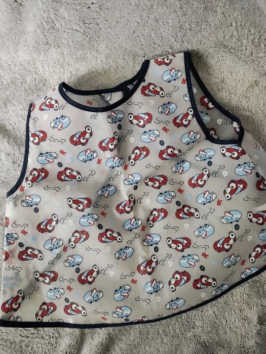 Fartuszek w autka dla dziecka