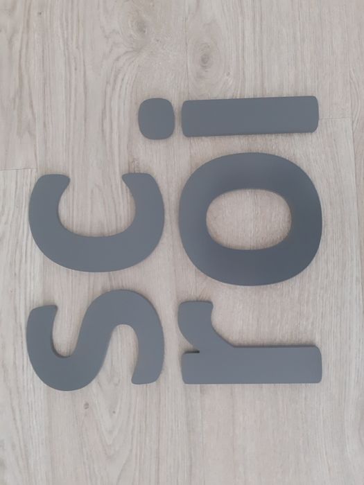 Letras PVC branco e cinza escuro