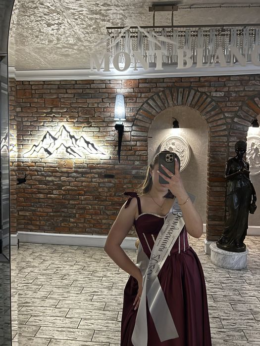 Випускна сукняяя