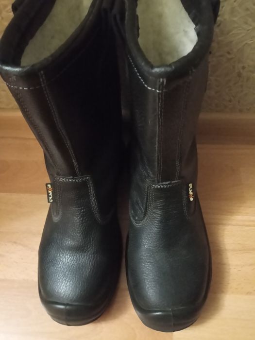 Продам тёплые сапоги.