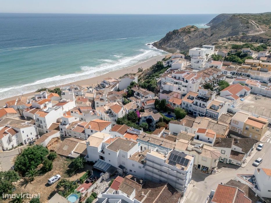 Geminado de três quartos no coração de Burgau, com potencial infinito