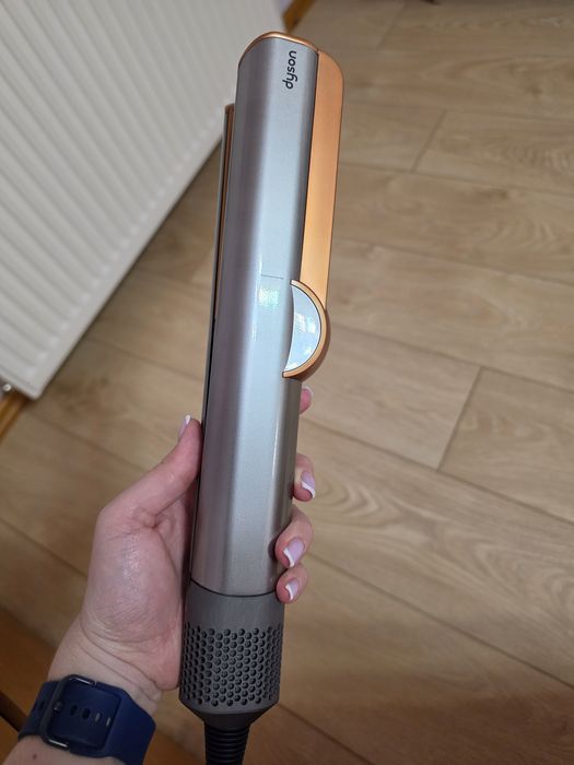 Dyson Airstrait (оригінал, майже новий)

Продаю Dyson Airstrait у відм