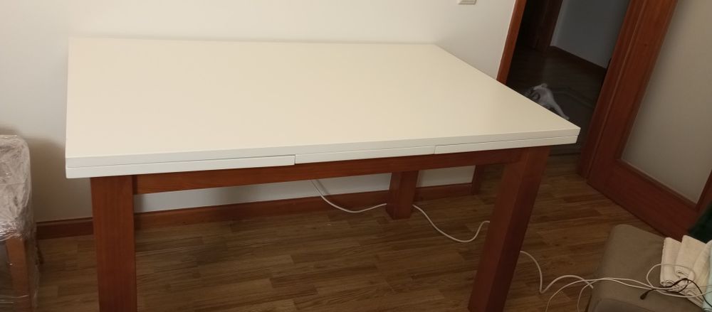 Mesa e quarto cadeiras