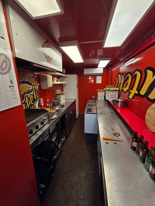 Vendo reboque Bar.
Em boas condições
Com casa de banho.
Placa eletrica