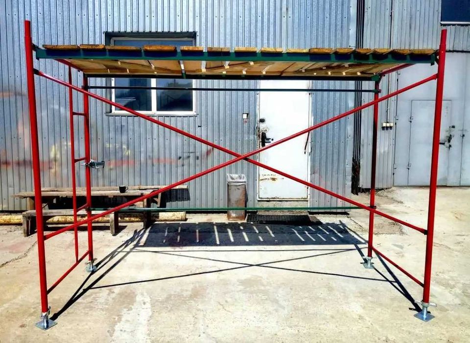 Ліса. Риштування будівельні. Риштовка. Вишка тура. Леса строительные.