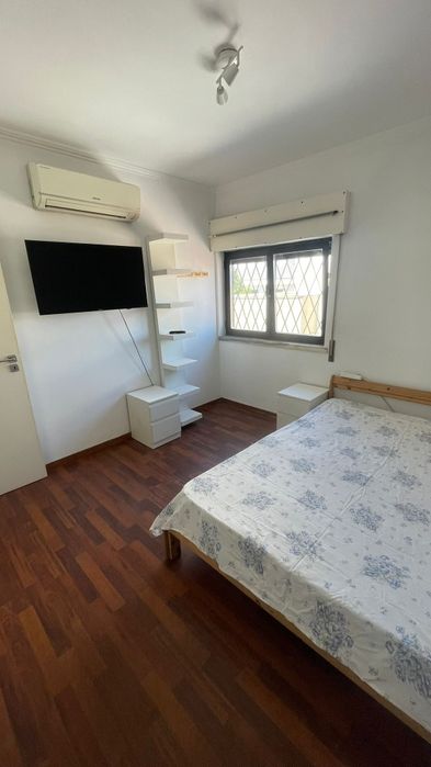 Alugo Quarto em moradia