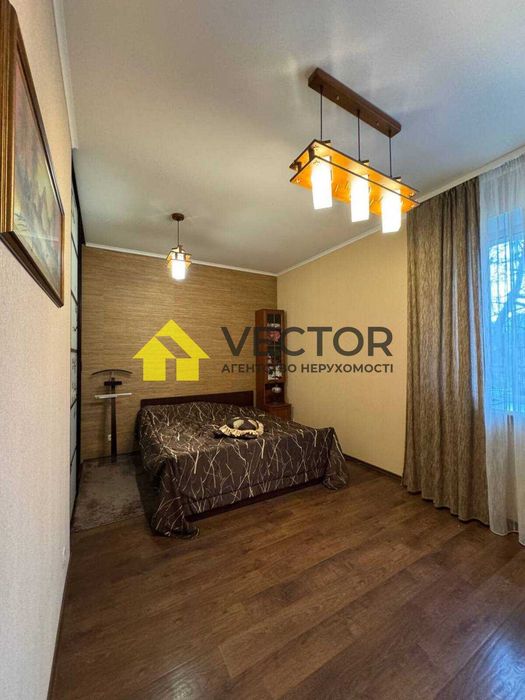 Двоповерховий будинок у місті з гаражем та підвалом!