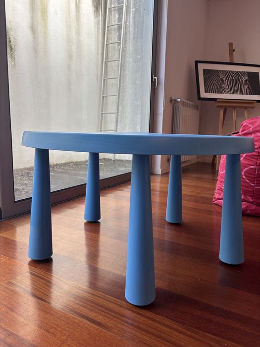 Mesa e 5 cadeiras para crianças IKEA