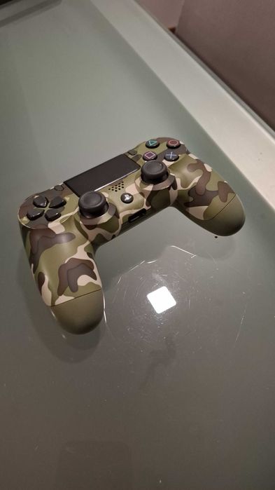 Playstation 4 slim + 1 comando + 4 jogos