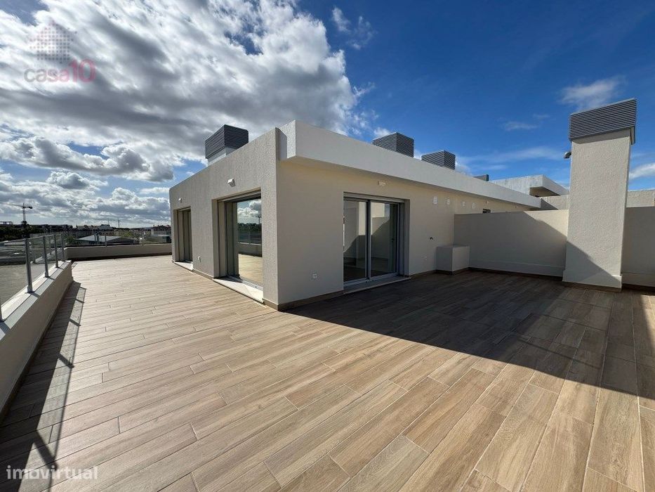 T4 duplex, com excelente terraço, para arrendar no Montijo