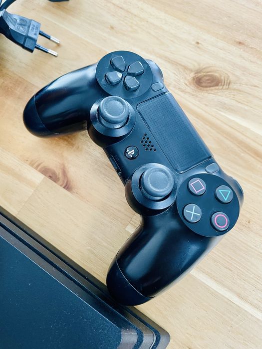Playstation 4 PRO + 2 kontrolery