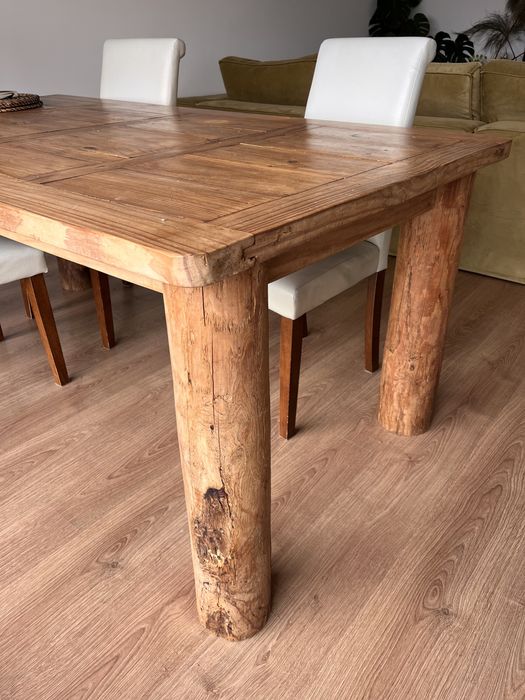 Mesa feita à mão, cada pé  é um tronco de madeira inteiro
