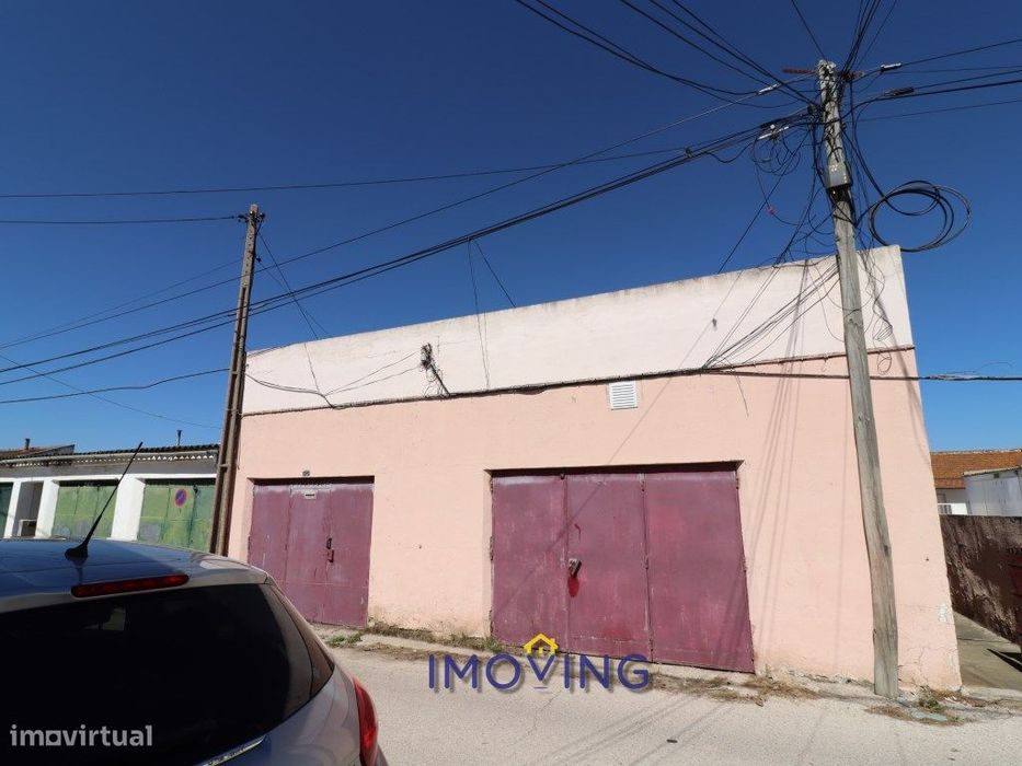Moradia Bi Familiar T3 + T1 com garagem na Baixa da Banheira