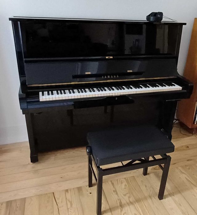 Piano acústico vertical YAMAHA U2 com sistema Silent